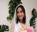 Rini Tampil Cantik dengan Wedding Veil dan Bunga